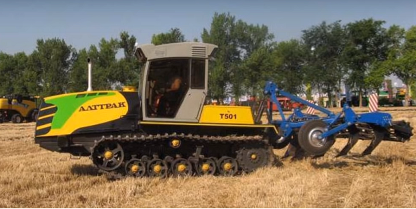 гусеничный трактор